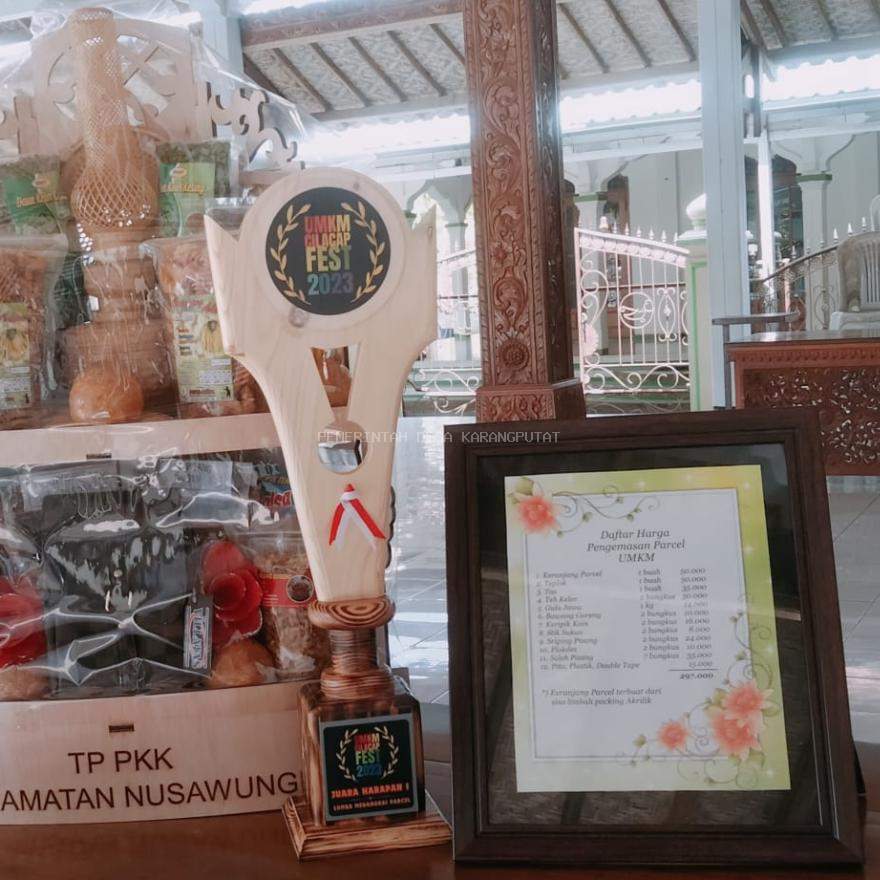 TP PKK DESA KARANGPUTAT MEWAKILI KEC. NUSAWUNGU DALAM LOMBA MERANGKAI PARCEL